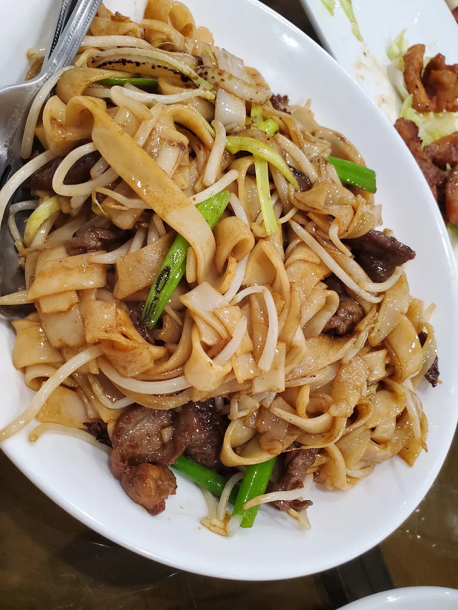 Stirfried Rice Noodles with Beef Slice 干炒牛河